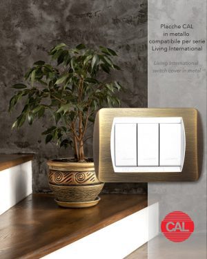 Placca compatibile BTicino Living Light in ottone bronzo ambientata CAL