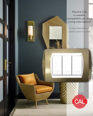 Placca compatibile BTicino Living Light champagne metallizzato ambientata CAL
