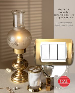 Placca compatibile BTicino Living Light in ottone lucido ambientata CAL