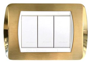 Placche compatibili BTicino Livinglight CAL: modello in ottone satinato con bordi lucidi e tre comandi bianchi