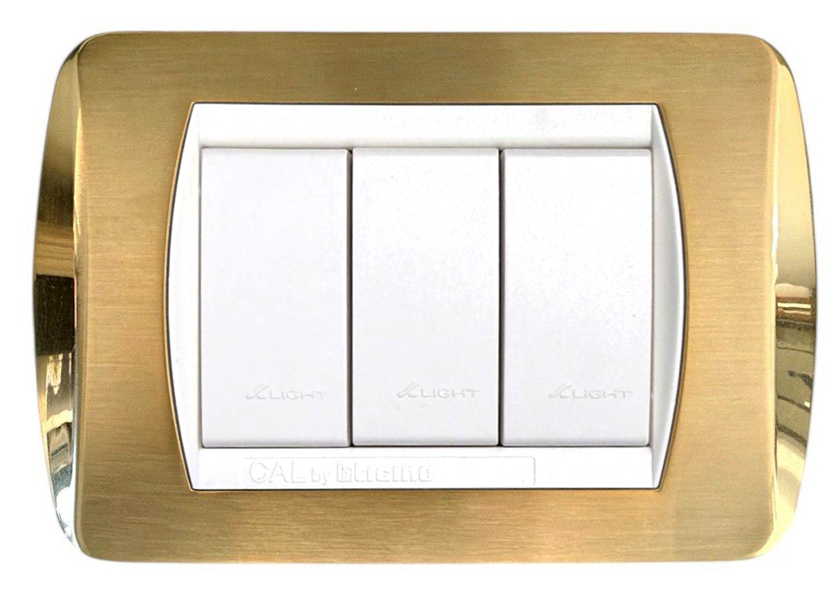 Placche compatibili BTicino Livinglight CAL: modello in ottone satinato con bordi lucidi e tre comandi bianchi